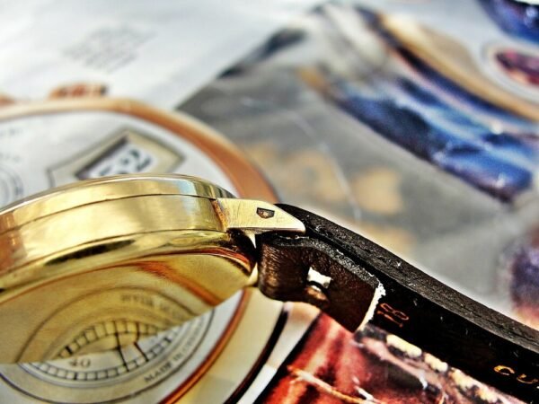 Beautiful bicolor bauhaus 14k gold Marvin watch from the 1940s - Image 8