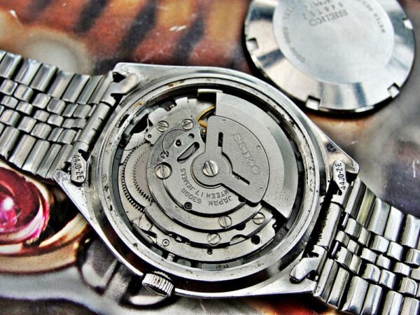 Nice steel Seiko automatic watch from the 1970s. - Image 14