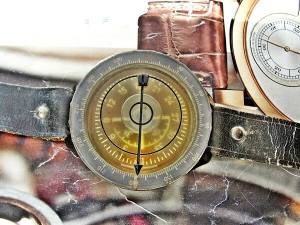 Rare WW2 arm compass for pilots with leather strap - Image 11