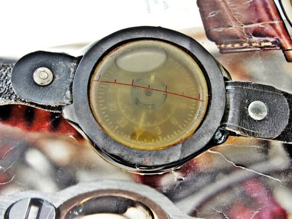 Rare WW2 arm compass for pilots with leather strap - Image 15