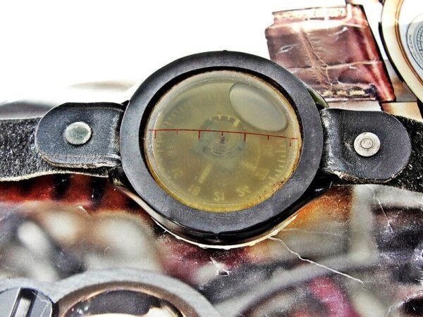 Rare WW2 arm compass for pilots with leather strap - Image 3