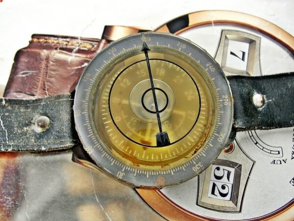 Rare WW2 arm compass for pilots with leather strap - Image 5