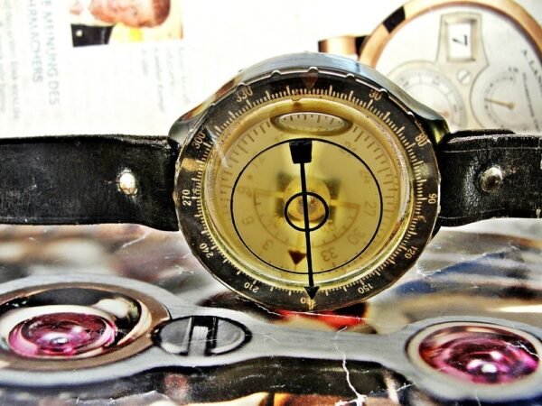 Rare WW2 arm compass for pilots with leather strap - Image 7