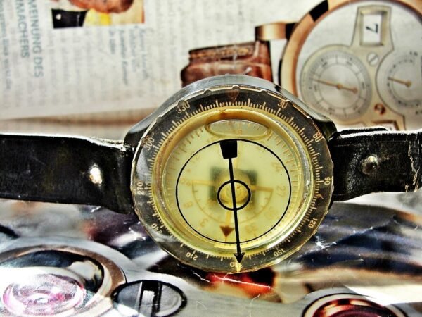 Rare WW2 arm compass for pilots with leather strap - Image 8