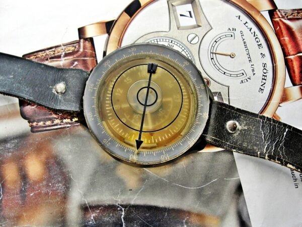Rare WW2 arm compass for pilots with leather strap - Image 9