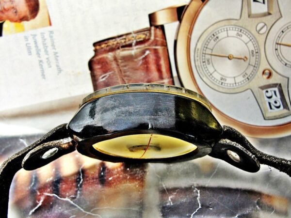 Rare WW2 arm compass for pilots with leather strap - Image 10
