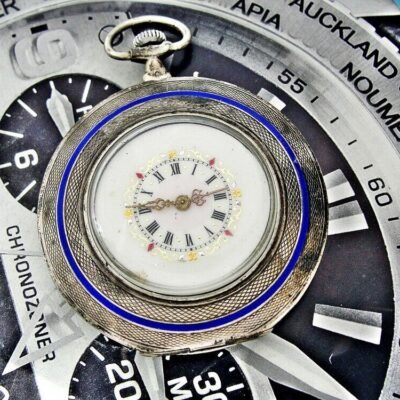 A nice silver pocket watch with a flower motif from the early 1900s.