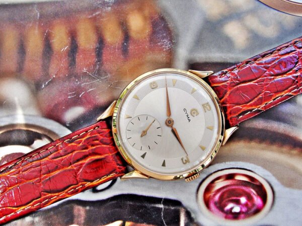 Beautiful Cyma-Tavannes 18k  gold watch from the 1950s. - Image 11