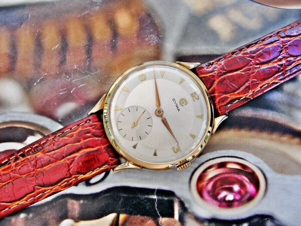 Beautiful Cyma-Tavannes 18k  gold watch from the 1950s. - Image 3