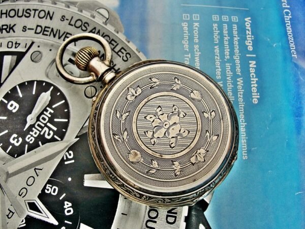Beautiful double lid silver pocket watch from the early 1900s.